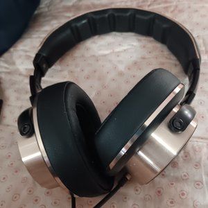 1More headphone